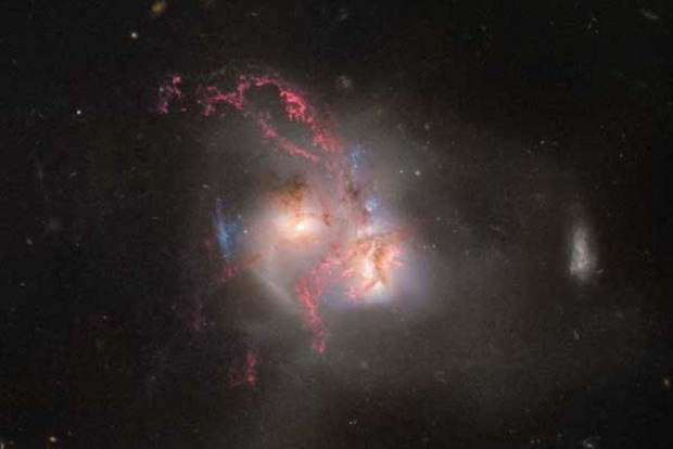 Телескоп NASA показал слияние двух галактик