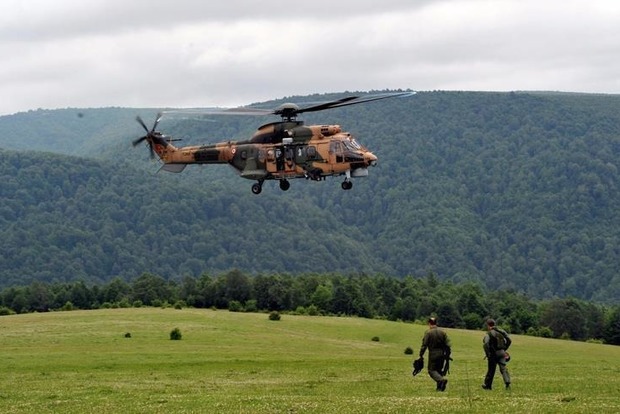 В Турции потерпел крушение военный вертолет, 13 погибших