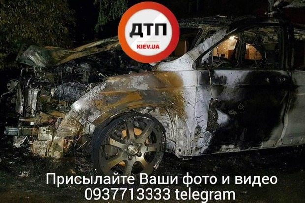 Невідомий чоловік підпалив два автомобілі в Києві