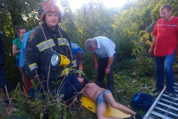 На Рівненщині чоловік вижив після падіння в 40-метровий сухий колодязь  