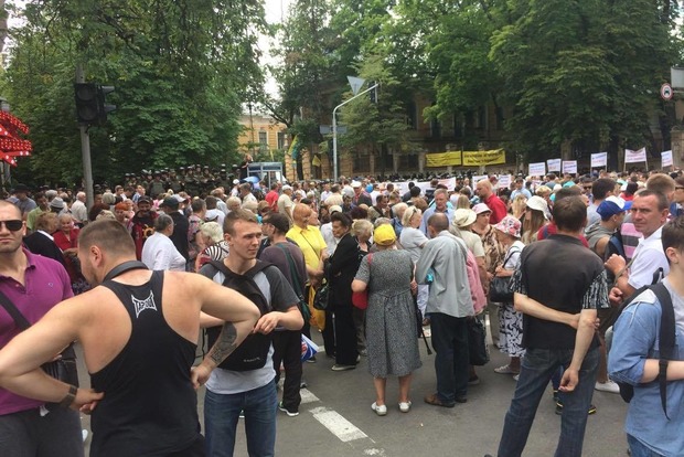 Под Администрацией Порошенко на митинг согнали пенсионеров и спортсменов за 350 грн