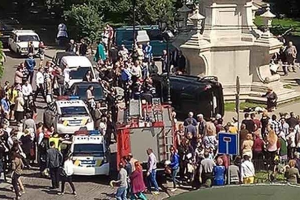 У Львові джип в'їхав у натовп прихожан, є загибла і поранена
