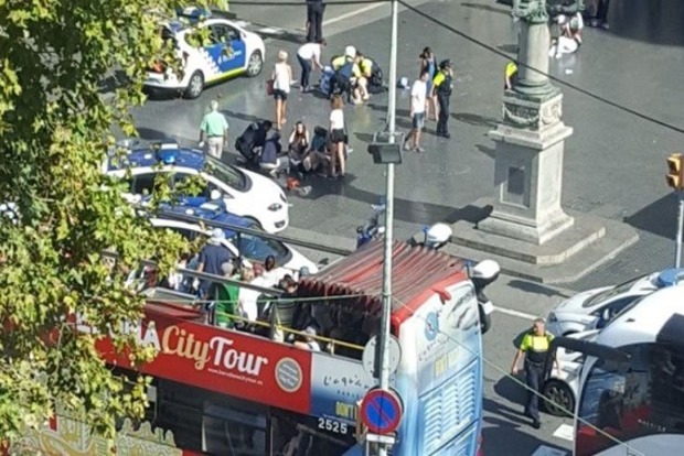 В Барселоне неизвестный за рулем фургона въехал в толпу туристов
