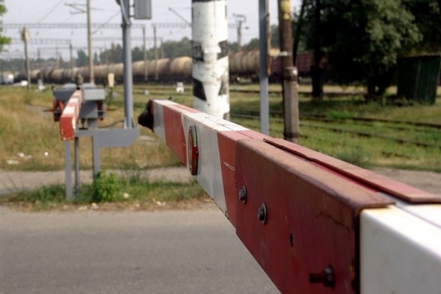 На залізничному переїзді під Харковом вантажний потяг збив авто: водій загинув