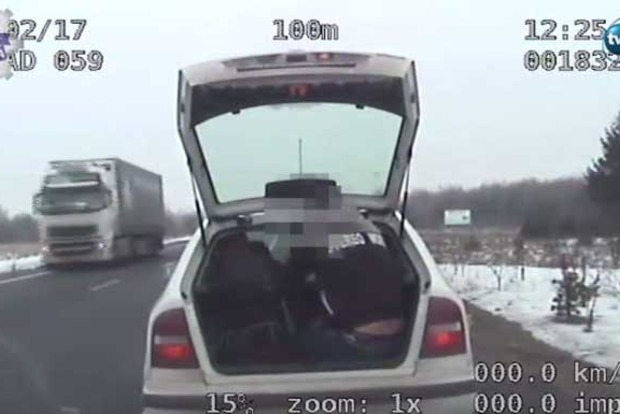 Украинец путешествовал в Польше в багажнике авто