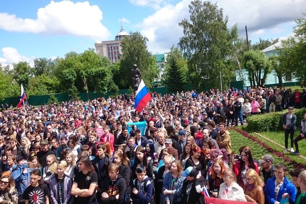 В нескольких городах России начались митинги против коррупции, есть задержанные