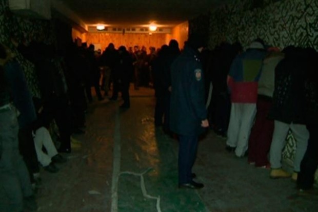 ﻿Під житомирською кондитерською фабрикою затримали 130 осіб