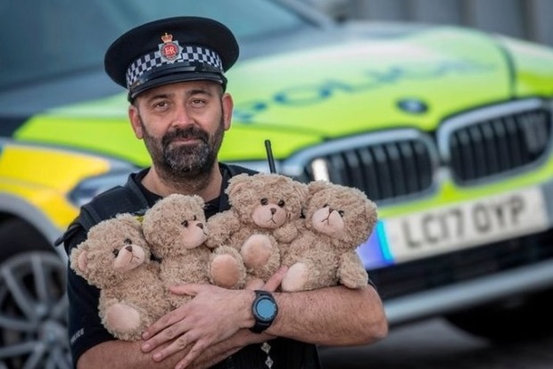 В Британии полиция наняла на работу плюшевых медведей