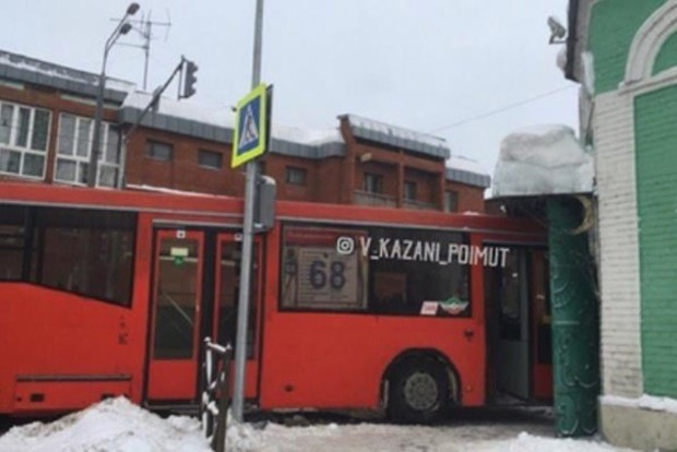 Пассажирский автобус протаранил мечеть в России