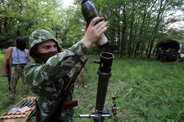 Боевики в Луганской области палят из запрещенного оружия, ранены двое военных