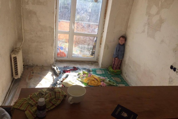В Киеве 3-летнего ребенка держали в углу и кормили как собаку