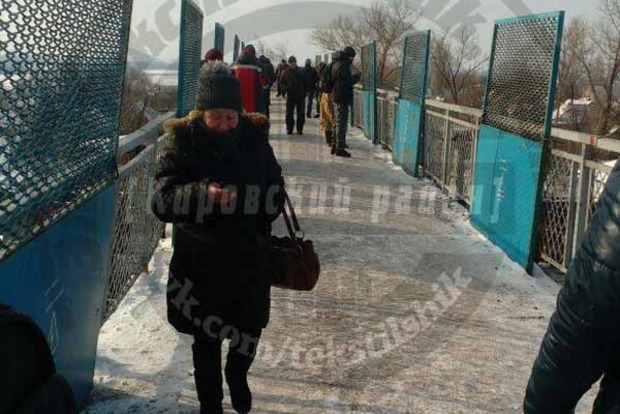 Жители Донецка едут на окраину, чтобы позвонить в Украину