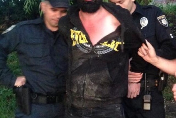 Провал года: В Киеве мужчина предложил патрульным марихуану