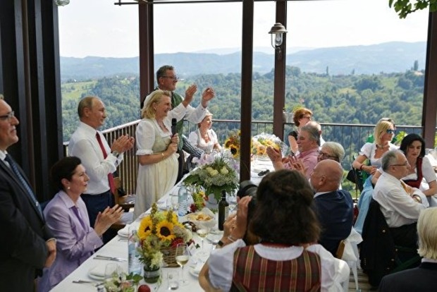 Пил, танцевал и шутил на немецком. СМИ показали Путина на австрийской свадьбе