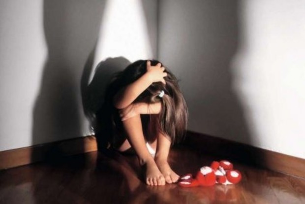 В Черкасской области мужчина бил и насиловал 6-летнюю дочь своей сожительницы