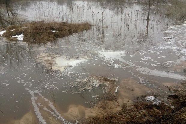Біля звалища під Києвом прорвало дамбу: вода затопила дорогу і тече в села