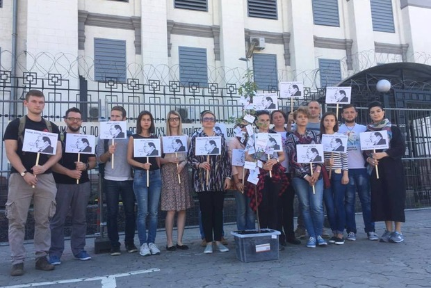 «Сажайте деревья, а не людей». Под посольством РФ требовали освободить замглавы Меджлиса