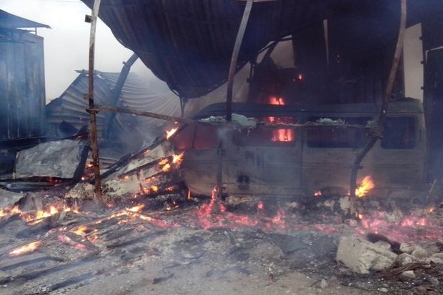 На Донбасі згоріла СТО з автомобілями
