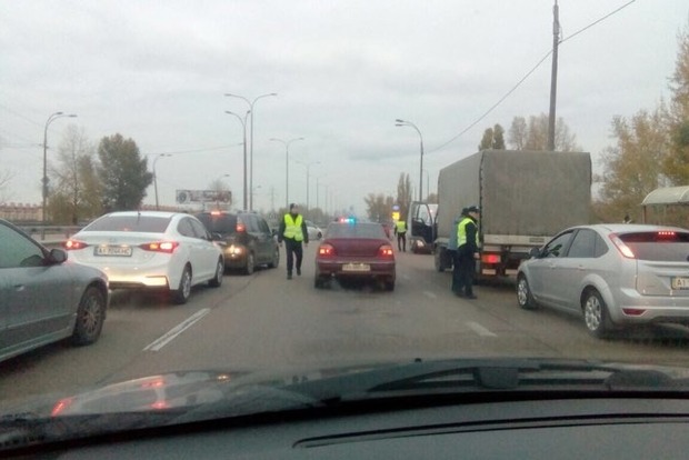 На въезде в Киев пробки. Полиция ищет оружие в автомобилях
