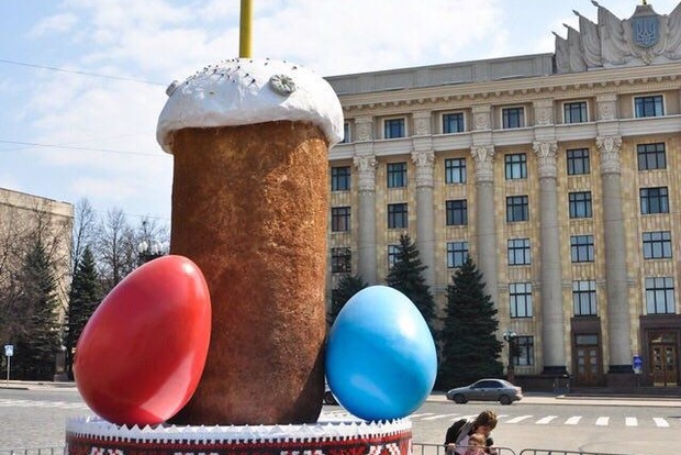 В России прокуратура пыталась наказать женщину за «интимное» фото кулича с яйцами