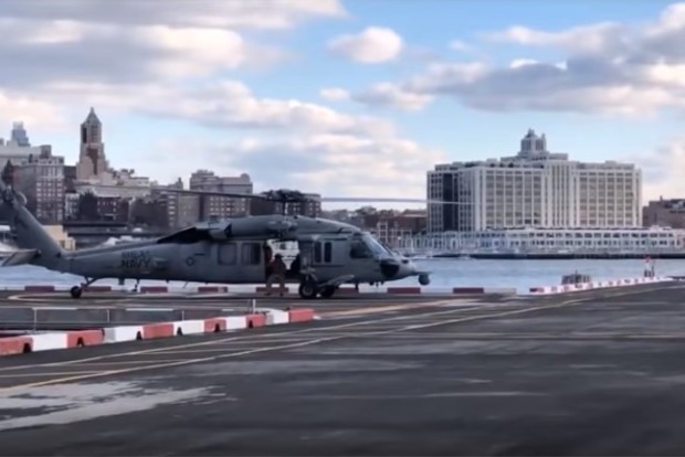 Вертолету военно-морского флота США оторвало хвостовое колесо при приземлении