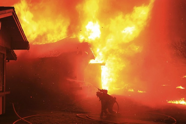 Больше 700 домов сгорели в пожарах в Калифорнии