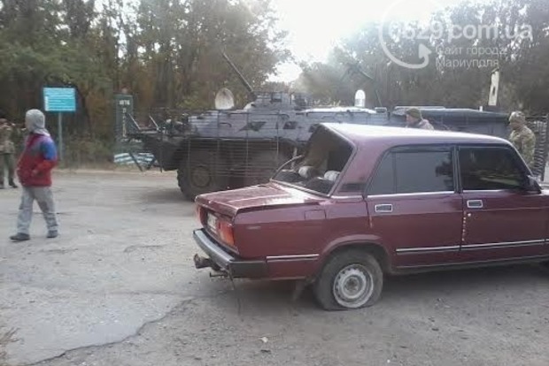 Около Мариуполя военный БТР столкнулся с легковушкой