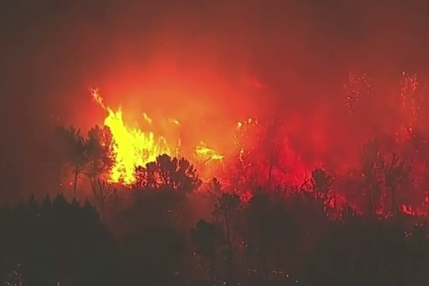 У Каліфорнії лісова пожежа знищила десятки будинків, проводиться евакуація