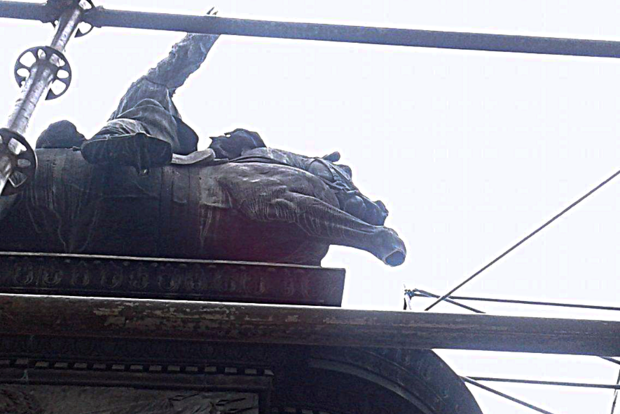 «Коник без ноги»: у Києві кінну статую Щорса позбавили кінцівки