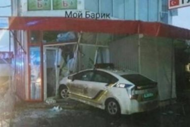 Минус Prius. В Харькове полиция протаранила палатку на Барабашово