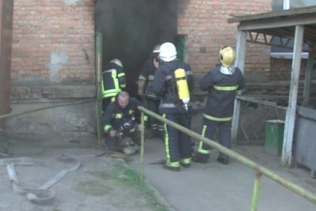 В Харькове горело предприятие, эвакуировали 14 сотрудников-инвалидов
