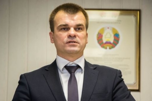 Белорусского министра встретили в Испании голой грудью