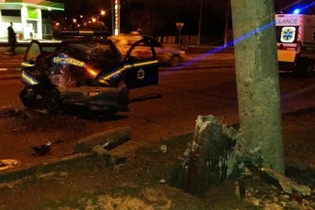 Военный автомобиль врезался в столб в Харькове