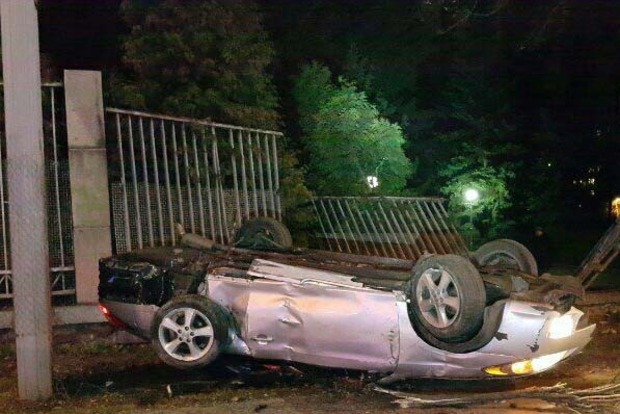 ДТП в Киеве: Toyota влетела в забор зоопарка, погибла девушка