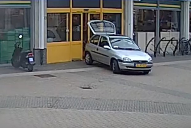  Нидерландец на автомобиле заехал в супермаркет и разгромил там банкомат