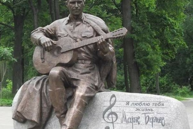 Поліція Ніжина знайшла зниклий пам'ятник Марку Бернесу