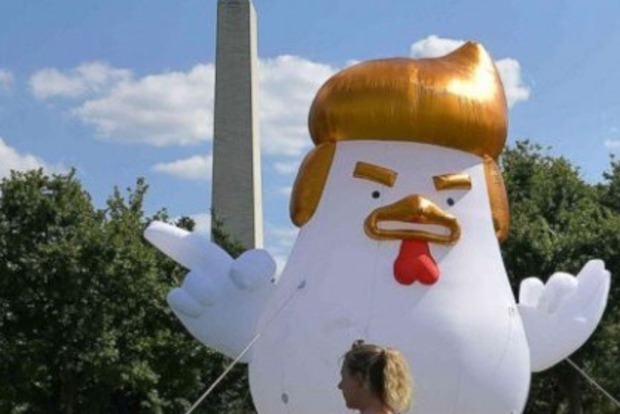 Под Белым домом надули гигантского цыпленка с фирменной прической Трампа