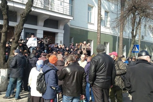 ﻿У Вінниці біля будівлі Головного управління поліції спалили шини