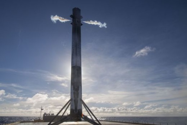 SpaceX запустила потужну ракету із супутником зв'язку Intelsat