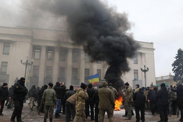 Под зданием Рады сожгли флаг РФ и подожгли шины, произошли столкновения с полицией