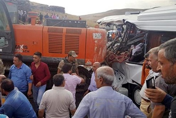 В Турции кран упал на пассажирский микроавтобуc