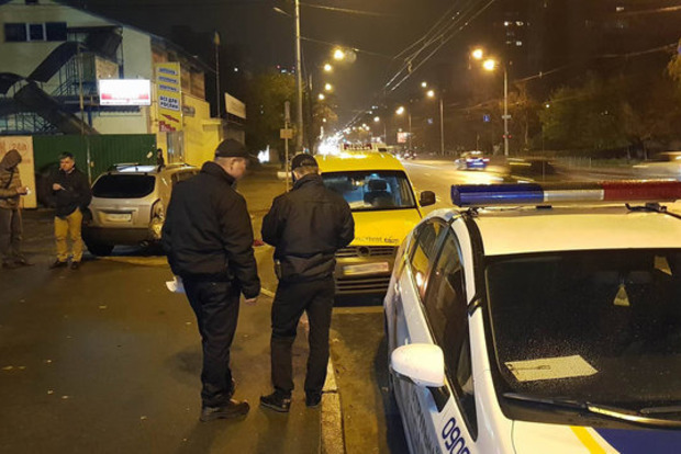 У Києві в ДТП з таксі постраждали двоє 4-річних дітей