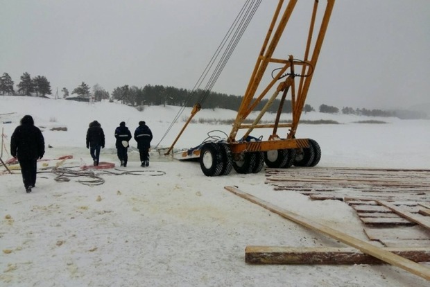 В РФ утонули трактор и автокран, вытаскивая бензовоз из-подо льда