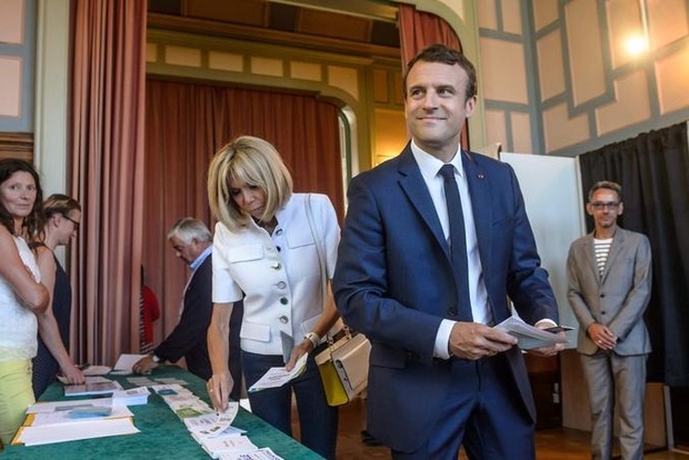 Партия Макрона лидирует на парламентских выборах во Франции