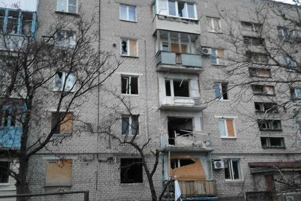Боевики обстреляли Марьинку: повреждены дома и ранен волонтер