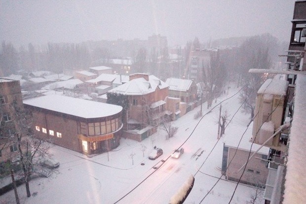 У Миколаєві сніг: рух на трасах утруднено, фури зупиняють