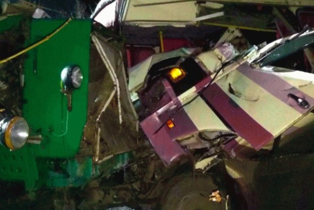 Автобус протаранив два трактори на Луганщині, 13 постраждалих