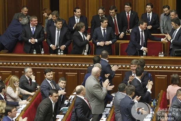 Политический и экономический кризисы в Украине фактически преодолены - соцопрос