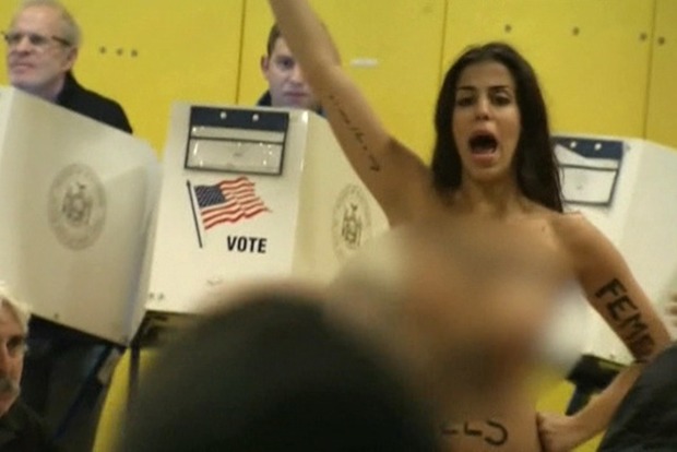 Трампа на избирательном участке встречали голые девушки