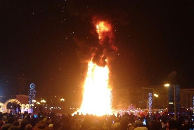 На Сахалине во время встречи Нового года сожгли главную елку